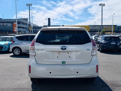 2016 Toyota Prius - Thumbnail