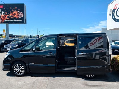2015 Nissan Serena - Thumbnail