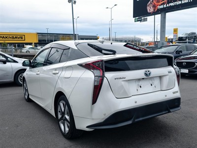 2018 Toyota Prius - Thumbnail
