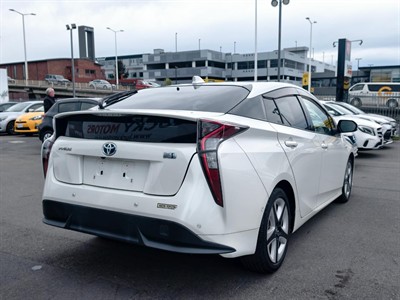 2018 Toyota Prius - Thumbnail