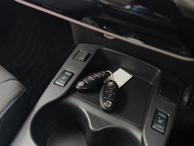 2017 Nissan LEAF - Thumbnail