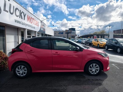 2020 Toyota YARIS - Thumbnail
