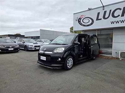 2014 Toyota Porte - Thumbnail