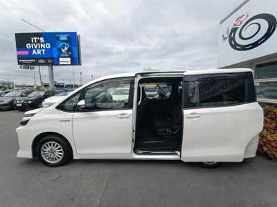 2015 Toyota Voxy - Thumbnail