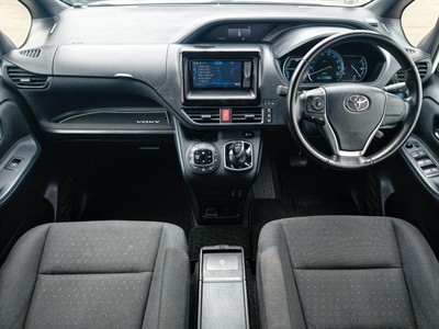 2015 Toyota Voxy - Thumbnail