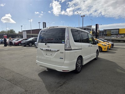 2015 Nissan Serena - Thumbnail