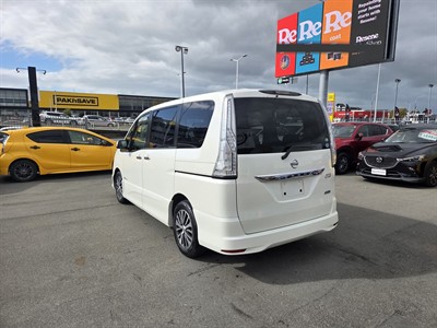 2015 Nissan Serena - Thumbnail