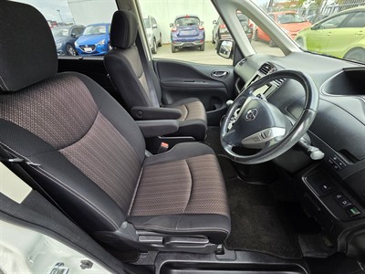 2015 Nissan Serena - Thumbnail