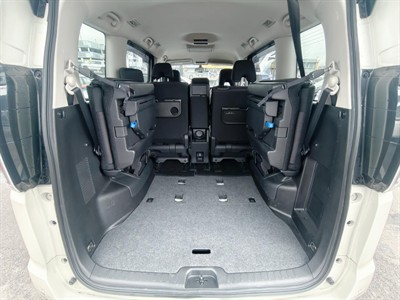 2017 Nissan Serena - Thumbnail