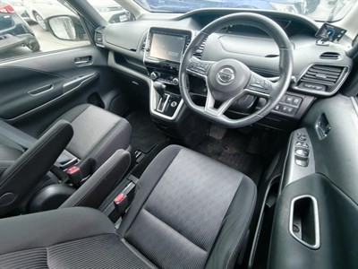 2017 Nissan Serena - Thumbnail