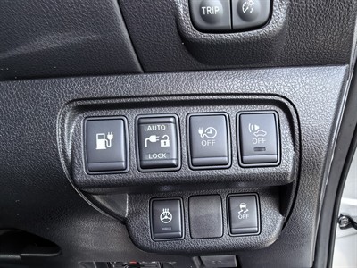 2014 Nissan LEAF - Thumbnail