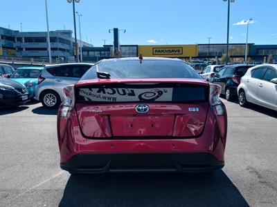 2016 Toyota Prius - Thumbnail