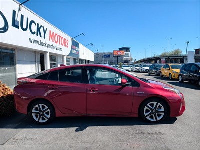 2016 Toyota Prius - Thumbnail