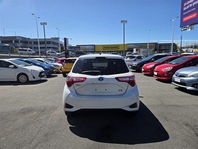2017 Toyota Vitz - Thumbnail