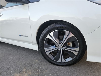 2017 Nissan LEAF - Thumbnail