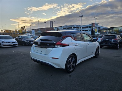 2017 Nissan LEAF - Thumbnail