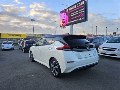 2017 Nissan LEAF - Thumbnail