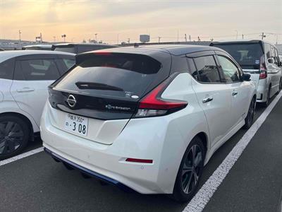 2017 Nissan LEAF - Thumbnail