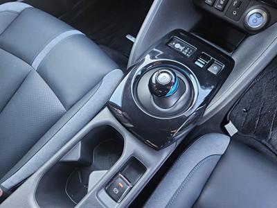 2017 Nissan LEAF - Thumbnail