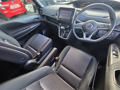 2016 Nissan Serena - Thumbnail