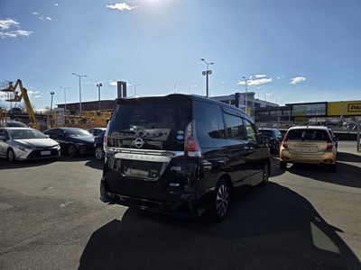 2016 Nissan Serena - Thumbnail
